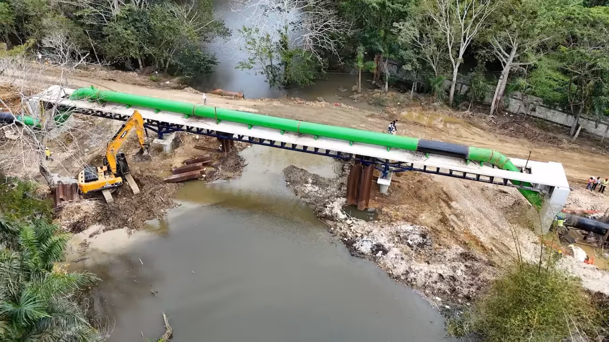 Equipo técnico trabajando en una estructura de hormigón