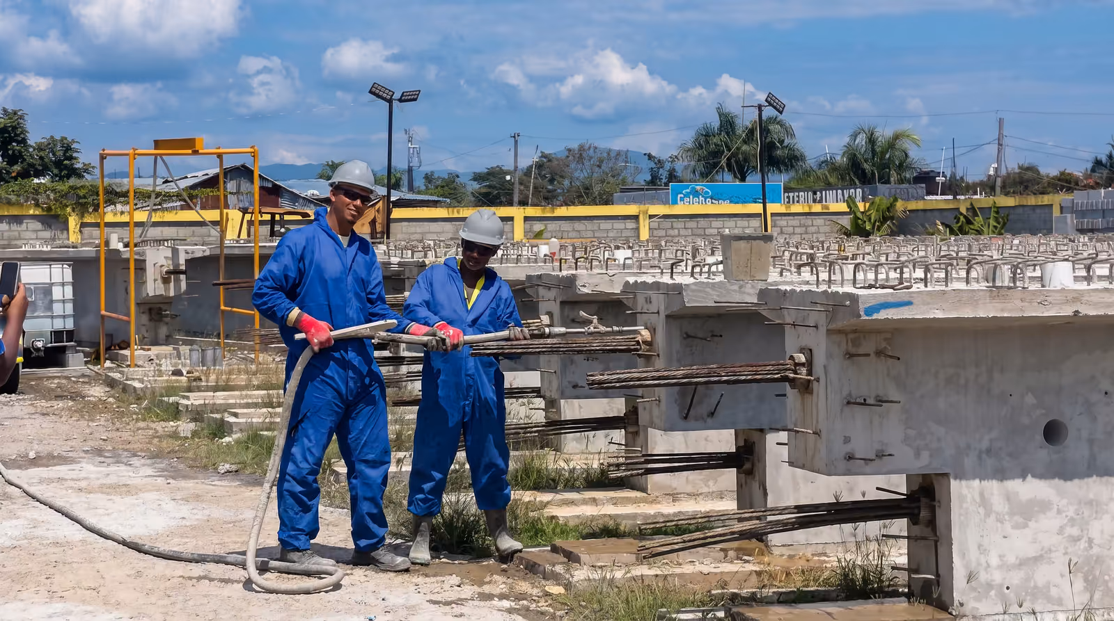 Inyección de lechada cementicia en un sistema de postensado