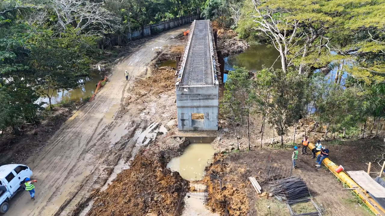 Vista aérea del puente Río Cachón